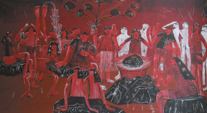 Pintura representando um grupo de indígenas reunidos em torno de uma bacia contendo uma pedra, diante da qual há um indígena com as mãos erguidas para o alto. Alguns estão em pé e outros estão sentados sobre troncos de árvores cortadas. Um deles está de cabeça para baixo, apoiado com as mãos no chão e as pernas estendidas para o alto, com um cacho de bananas pendendo dos pés. Muitos deles estão segurando smartphones e filmam a cena.
