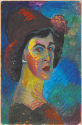 Pintura representando uma mulher com um chapéu enfeitado com uma flor. A pintura é feita com pinceladas justapostas de cores vivas e não naturalistas.