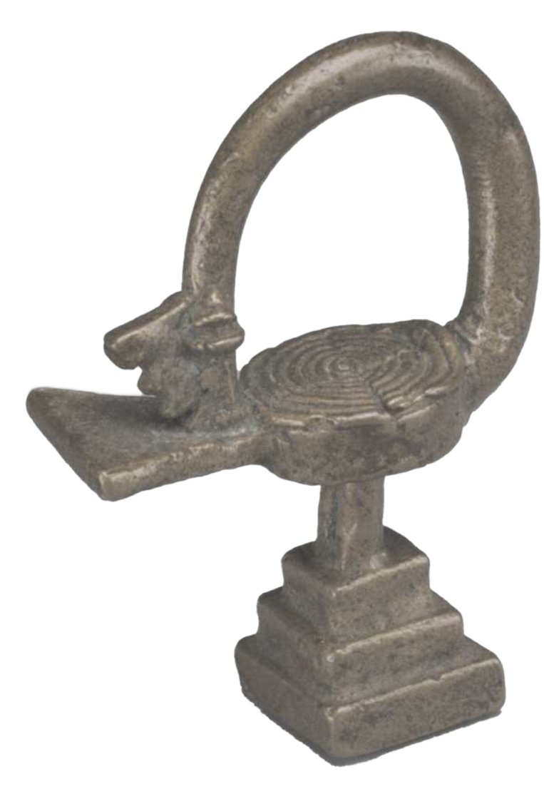 Fotografia de uma escultura representando um pássaro em um pedestal, com o pescoço longo voltado para trás, tocando sua cauda com a cabeça, de modo que o pescoço configura a forma de um arco sobre o corpo dele.