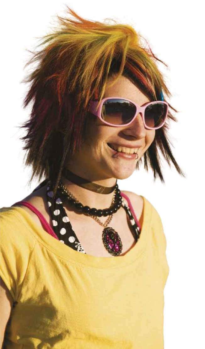 Fotografia de uma jovem com cabelos pintados de diversas cores, usando um penteado com os cabelos espetados e arrepiados, além de colares, óculos escuros e piercings no lábio inferior.