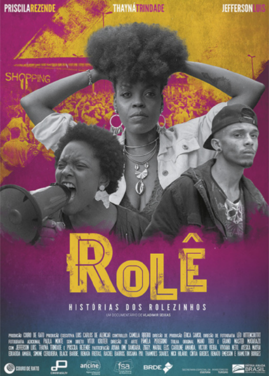 Cartaz de documentário com fotografias em preto e branco de uma mulher gritando com um megafone na mão, uma mulher com as mãos atrás da cabeça, e um homem com um boné. Ao fundo há uma fotografia de uma multidão em frente à entrada de um shopping center.
