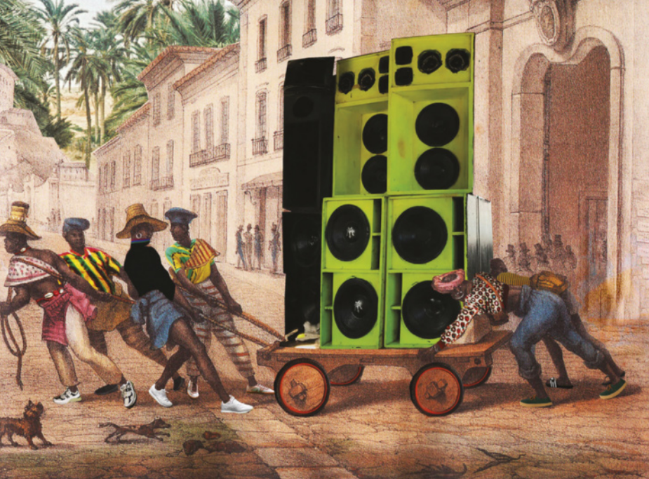 Colagem digital feita a partir de uma gravura colorizada representando homens escravizados carregando um carrinho de madeira em uma via pública de uma cidade. A colagem digital insere um conjunto de caixas de som sobre o carrinho, além de pneus nas rodas dele; e atualiza as roupas dos homens escravizados representadas na gravura, colocando tênis nos pés deles e vestindo-os com camisetas modernas.