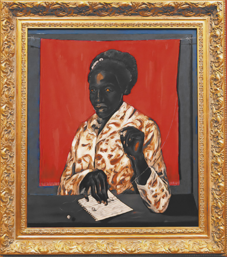 Pintura retratando Carolina Maria de Jesus como uma mulher de expressão séria, vestida com uma camisa e com os cabelos presos, sentada diante de uma mesa com uma folha de caderno. Ela manuseia um fio com pérolas, segurando uma pérola em uma das mãos enquanto puxa o fio do tecido de uma cortina atrás dela.
