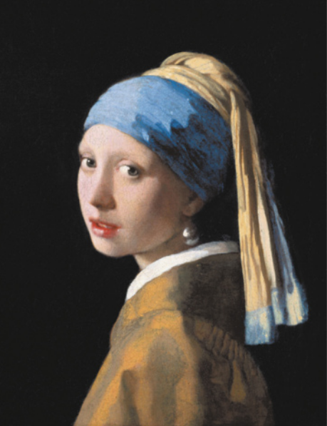 Pintura representando uma mulher de meio perfil, olhando para trás em direção ao espectador, com o rosto iluminado em contraste com um fundo escuro. Ela usa um brinco de pérola, com lenços enrolados na cabeça e nos cabelos.