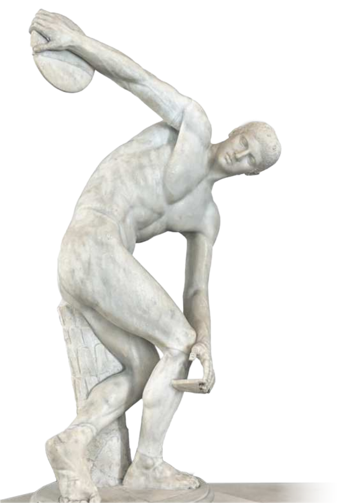 Fotografia de uma escultura representando um homem nu com as pernas flexionadas e o corpo inclinado, contorcendo o tronco em um movimento preparatório para arremessar um disco que ele está segurando, com um dos braços estendido para o alto.