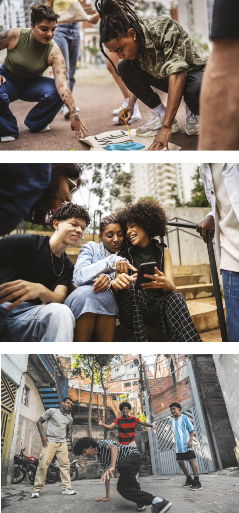 Há três fotografias. A primeira, de cima para baixo, mostra um grupo de jovens reunidos em torno de um pedaço de papel estendido no chão, em que um garoto com tranças nos cabelos está pintando a figura de um globo terrestre com um pincel, enquanto uma garota com o braço tatuado segura o papel. A segunda fotografia mostra duas garotas e um garoto rindo sentados em degraus de uma escada, enquanto uma das garotas segura um smartphone, mostrando a tela para os outros. Ao lado deles há uma garota e um garoto em pé que também observam a tela do smartphone. A terceira fotografia mostra um garoto executando um movimento de breaking, agachado no chão, com o corpo apoiado em uma das mãos e em um só pé, cruzando uma perna sobre a outra e mantendo-a no ar. Em torno dele há três garotos em pé que observam a apresentação do garoto ao centro. Eles estão em uma via pública de uma comunidade, com casas de construção precária ao fundo.