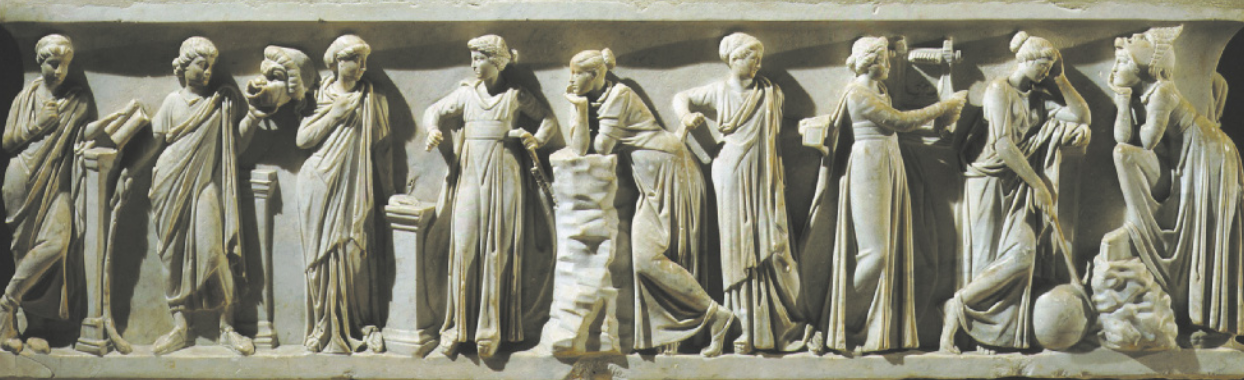 Escultura em relevo com 9 figuras femininas em pé enfileiradas, usando togas e vestidos. Cada uma apresenta uma atitude ou está em uma posição específica, carregando um objeto simbólico que representa cada uma das musas.