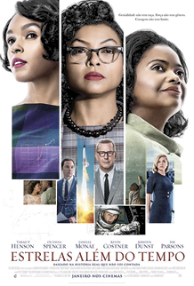 Capa do filme Estrelas além do tempo. Há recortes de fotografias. Há 3 mulheres negras que estão com recortes maiores no topo do cartaz. Abaixo em recortes menores estão duas pessoas se olhando; um homem de terno; foguete em propulsão; um homem com terno e óculos; uma pessoa escrevendo em uma lousa; uma mulher loira; e um astronauta. Na parte inferior do cartaz está escrito os nomes do elenco.