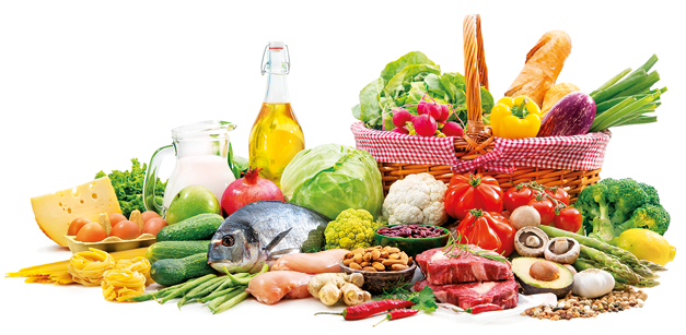 Fotografia de vários alimentos dentro e ao redor de uma cesta, incluindo frutas, legumes, vegetais, pão, queijo, ovos, peixe, jarra com líquido.
