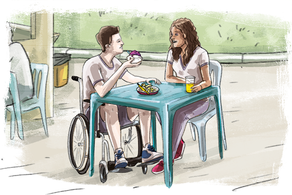 Ilustração de duas pessoas sentadas em uma mesa em um local aberto, uma está sentada em uma cadeira de rodas, segurando em uma das mãos um recipiente com um alimento com coloração roxa. A outra está sentada em uma cadeira, segurando um copo com uma bebida de coloração amarela, em cima da mesa há um recipiente com alimento.