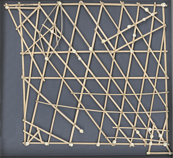 Fotografia de várias fibras vegetais com formato de traçados horizontais, verticais e diagonais, de ambos os lados, em diferente tamanhos e com pequenas conchas presas em determinados pontos.