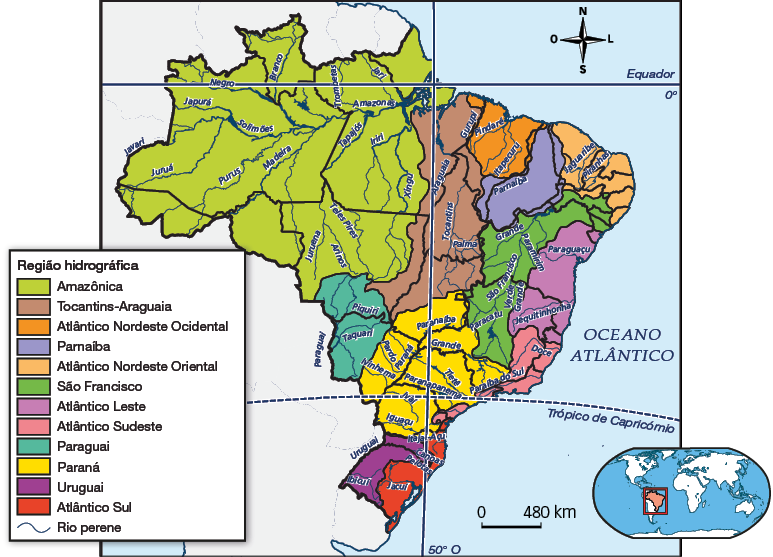 Mapa do Brasil com os limites estaduais e várias regiões destacadas com os rios indicados. De acordo com a legenda as regiões, e os estados e rios ocupados por ela são: Região Amazônica abrange os estados de Roraima, Rondônia, Amazonas, Amapá, centro-oeste do Pará, e centro-norte do Mato Grosso. Nessa região, os rios são: Javari, Juruá, Japurá, Negro, Branco, Purus, Solimões, Madeira, Juruena, Arinos, Teles Pires, Tapajós, Trombetas, Amazonas, Jari, Iriri e Xingu. Região Tocantins-Araguaia abrange o leste do Pará, Tocantins, leste do Mato Grosso, norte e sudoeste de Goiás. E os rios que passam nessa região são: Palma, Tocantins Araguaia e Gurupi. Região Atlântico Nordeste Ocidental abrange o centro-norte do Maranhão e nela passam os rios Pindaré e Itapecuru. Região Parnaíba abrange o sudeste do Maranhão, Piauí, e oeste do Ceará e nela passa o rio Parnaíba. Região Atlântico Nordeste Oriental abrange o Ceará, Rio Grande do Norte, Paraíba, norte e leste de Pernambuco, e leste do Alagoas. Nessa região passam os rios Jaguaribe e Piranhas. Região São Francisco abrange o centro-oeste do Pernambuco, oeste do Alagoas e de Sergipe, porção oeste da Bahia, e de Minas Gerais. Os rios que passam por essa região são: Paracatu, São Francisco, Grande, Verde e Paramirim. Região Atlântico Leste abrange o Oeste da Bahia e de Minas Gerais e norte do Espírito Santo. Nela passam os rios Jequitinhonha e Paraguaçu. Região Atlântico Sudeste abrange o oeste de Minas Gerais, Espírito Santo, costa de São Paulo e do Paraná. E nela passam os rios Doce e Paraíba do Sul. Região Paraguai abrange o sul do Mato Grosso e centro-oeste do Mato Grosso do Sul. E nela passam os rios Piquiri, Paraguai e Taquari. Região Paraná abrange o sul de Goiás e de Minas Gerais, leste do Mato Grosso do Sul, São Paulo e Paraná. Nessa região passam os rios: Paranaíba, Pardo, Paraná, Ivinhema, Grande, Tietê, Paranapanema, Ivaí e Iguaçu. Região Uruguai abrange o centro-oeste de Santa Catarina e do Rio Grande do Sul e nela passam os rios Uruguai, Canoas, Pelotas e Ibicui. E a Região Atlântico Sul abrange a costa sul do Paraná, centro-leste de Santa Catarina e do Rio Grande do Sul, e passam os rios Jacuí e Açu.