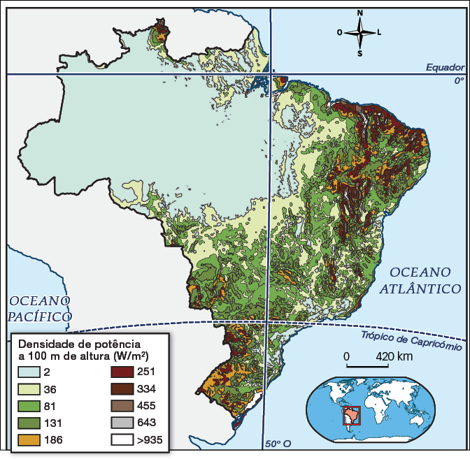 Mapa do Brasil com vários destaques indicando a densidade de potência a 100 metros de altura em watt por metro quadrado. Na região Norte e Centro-Oeste predomina densidade de potência de 2 e 36 watts por metro quadrado com algumas pequenas porções chegando em 81 watts por metro quadrado. Nas regiões Sudeste e Sul predomina densidade de potência de 81 e 131 watts por metro quadrado. E na região Nordeste e extremo Sul do país predomina valores mais altos, com densidade de potência de 251 e 334 watts por metro quadrado