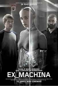 Cartaz do filme intitulado: Ex machina. No centro há uma mulher, meio humana e meio robô. Ela possui o rosto humano com a cabeça metálica, sem cabelo, o busto e a metade superior do braço vestidos com um tecido quadriculado e o abdome e a metade inferior do braço transparentes com estruturas metálicas, sem forma definida, por dentro. Do lado esquerdo, há um homem loiro, de cabelo curto e do lado direito há outro homem, com o cabelo bem curto, entradas nas laterais, usando óculos e com barba.