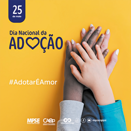 Cartaz com as seguintes informações textuais: 25 de maio; Dia nacional da adoção; hashtag adotar é amor. No lugar da letra o da palavra adoção há um coração. Ao lado das escritas há uma fotografia de 3 mãos uma em cima da outra, sendo duas de adulto e uma de criança. Na parte inferior do cartaz há diversos logos.