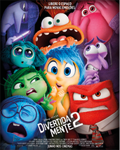 Cartaz do filme intitulado em inglês: Divertidamente 2. Há diversos personagens coloridos preenchendo a capa, e cada um deles está com expressões que refletem diferentes emoções humanas. No centro, há uma personagem sorridente, cercada por outras que exibem expressões com olhos fechados, chorando, olhos arregalados e cabelos arrepiados, mãos no rosto com vergonha, e outro com testa arqueada com raiva.