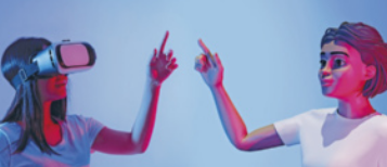 Imagem com duas mulheres de camisetas claras em um fundo azul, uma delas usando um visor de realidade virtual e a outra aparentemente representando um avatar digital; ambas estão com os braços erguidos e os dedos indicadores apontando para cima, em posições espelhadas, sugerindo uma interação entre o mundo real e o virtual.