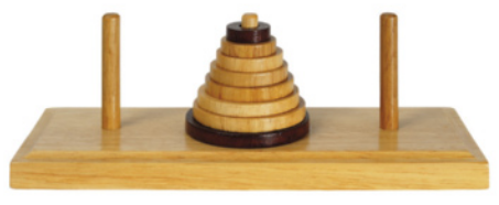 Imagem de um quebra-cabeça conhecido como Torre de Hanói, composto por uma base retangular de madeira com três hastes verticais, sendo que uma delas está com discos empilhados em ordem decrescente de tamanho, do maior na base ao menor no topo.