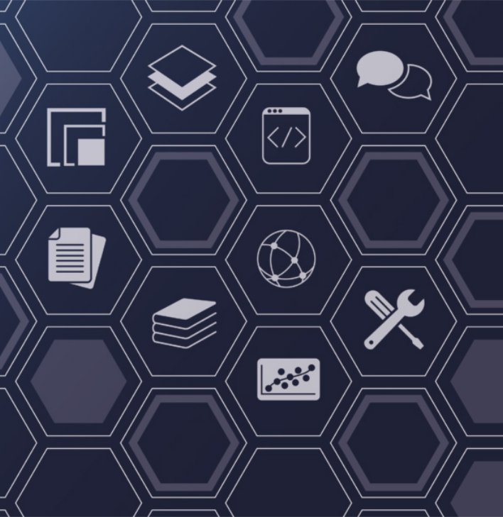 Imagem composta por um padrão de hexágonos interligados em tons de azul-escuro, com ícones brancos distribuídos entre eles, incluindo representações de documentos empilhados, balões de diálogo, página de código, folhas impressas, livros fechados, globo conectado por linhas, gráfico de dispersão, e ferramentas cruzadas.