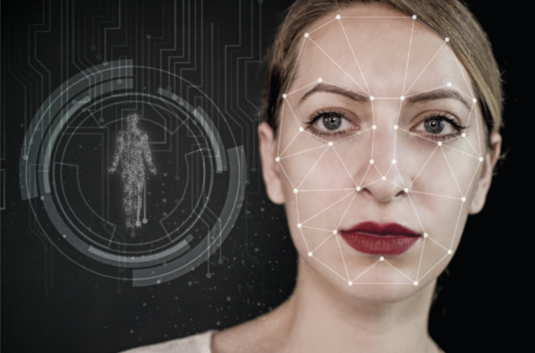 Imagem de uma mulher olhando diretamente para a câmera, com um padrão geométrico branco sobre seu rosto representando um sistema de reconhecimento facial, ao fundo à esquerda há um gráfico digital em forma de círculo e uma silhueta humana estilizada, tudo em tons escuros com efeitos tecnológicos.