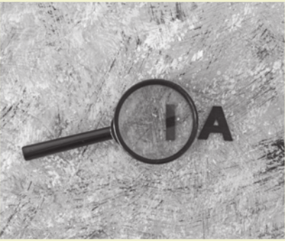 Imagem em preto e branco de uma lupa sobre uma superfície texturizada clara, ampliando parcialmente a letra 'I' da sigla 'IA', disposta ao lado direito do instrumento.