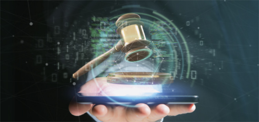 Imagem de uma mão segurando um smartphone, de onde emerge um martelo de juiz rodeado por elementos digitais, como códigos binários e gráficos transparentes. A cena representa o conceito de legislação e justiça no ambiente digital, sugerindo temas como leis de proteção de dados, direitos digitais, e regulamentações no uso da tecnologia.