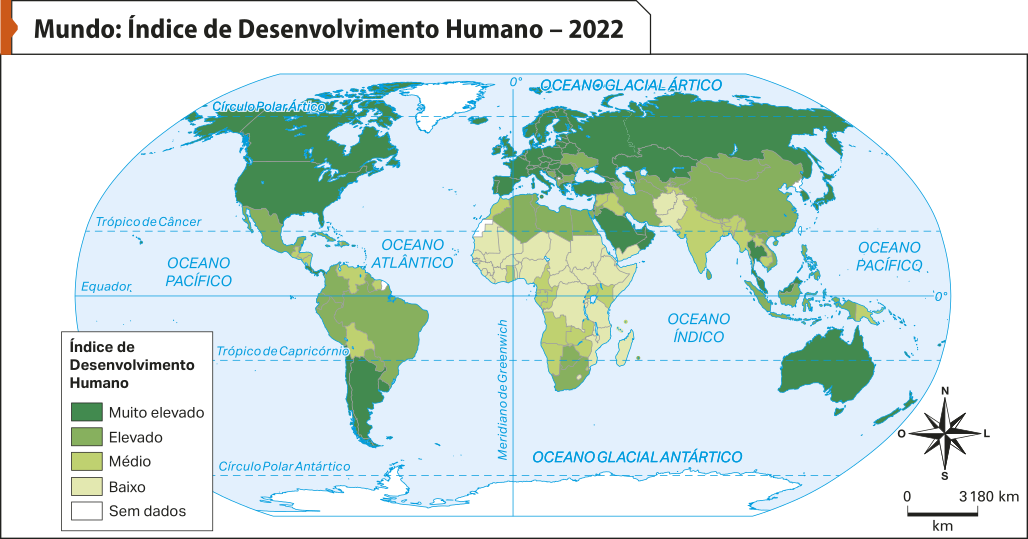 Mapa-múndi com o título 'Mundo: Índice de Desenvolvimento Humano – 2022'. Os países estão coloridos de acordo com uma legenda que indica diferentes faixas de IDH: muito elevado (verde-escuro), elevado (verde), médio (amarelo-claro), baixo (amarelo) e sem dados (branco). As divisões geográficas incluem linhas dos trópicos, do equador e círculos polares, e os oceanos estão nomeados em azul. Na região da América do Norte e Europa Ocidental apresenta IDH muito elevado (verde-escuro), com destaque para Estados Unidos, Canadá, Alemanha, França, Reino Unido, Noruega, Suécia e outros países do norte europeu. Na América Latina, predomina o IDH elevado (verde-claro), como no Brasil, argentina, Chile e México, e alguns países da América Central e Caribe. Na África, a maioria dos países africanos apresenta IDH baixo ou médio (amarelo ou amarelo-claro). Ao norte da África, tem IDH elevado (verde). Na Ásia, o IDH varia bastante, Japão e Coreia do Sul apresenta IDH muito elevado (verde-escuro). Na China também, enquanto na Índia e países do sudeste ficam entre médio e baixo (amarelo-claro ou amarelo). Na Oceania, Austrália e Nova Zelândia se destacam com o IDH muito elevado (verde-escuro).