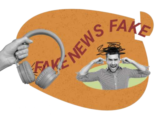 Imagem com fundo laranja irregular contendo as palavras 'FAKE NEWS FAKE' em letras vermelhas dispostas em arco, uma mão à esquerda segurando um fone de ouvido cinza, e à direita um homem com expressão confusa e mãos nos ouvidos, com um rabisco preto sobre a cabeça.