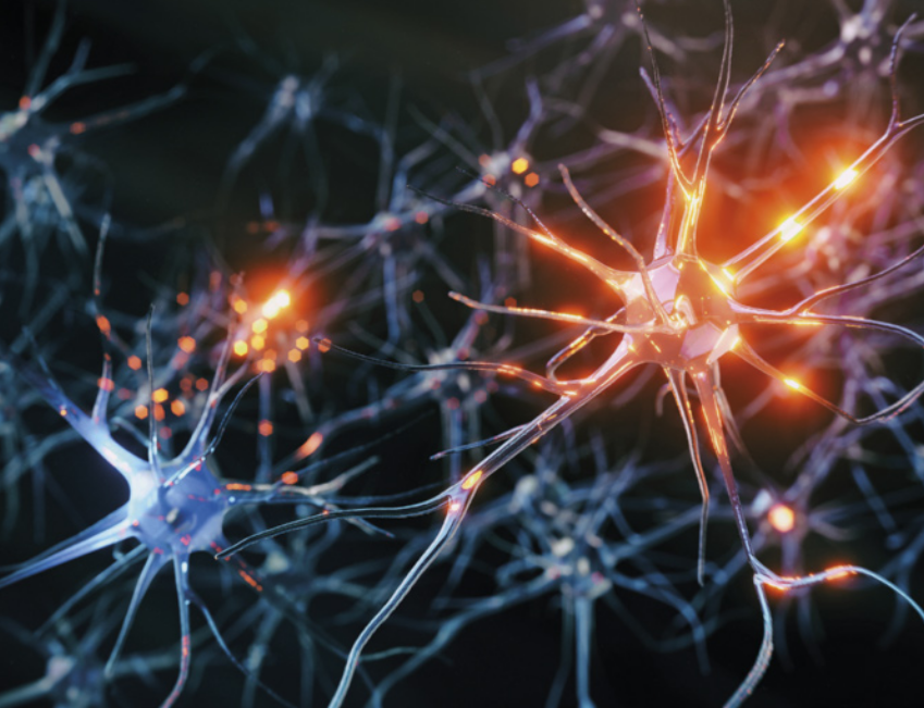 Representação tridimensional de múltiplos neurônios interconectados, com prolongamentos finos e ramificados, emitindo sinais elétricos luminosos em tons alaranjados, sobre um fundo escuro desfocado.