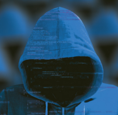 Imagem de uma figura usando um moletom de capuz azul, com o rosto completamente encoberto por sombras e códigos digitais, criando um visual anônimo e misterioso. O fundo desfocado repete a silhueta da mesma figura, sugerindo anonimato em massa. A imagem representa um hacker ou agente malicioso no ambiente digital, evocando temas como crimes cibernéticos, segurança da informação e identidade oculta na internet.