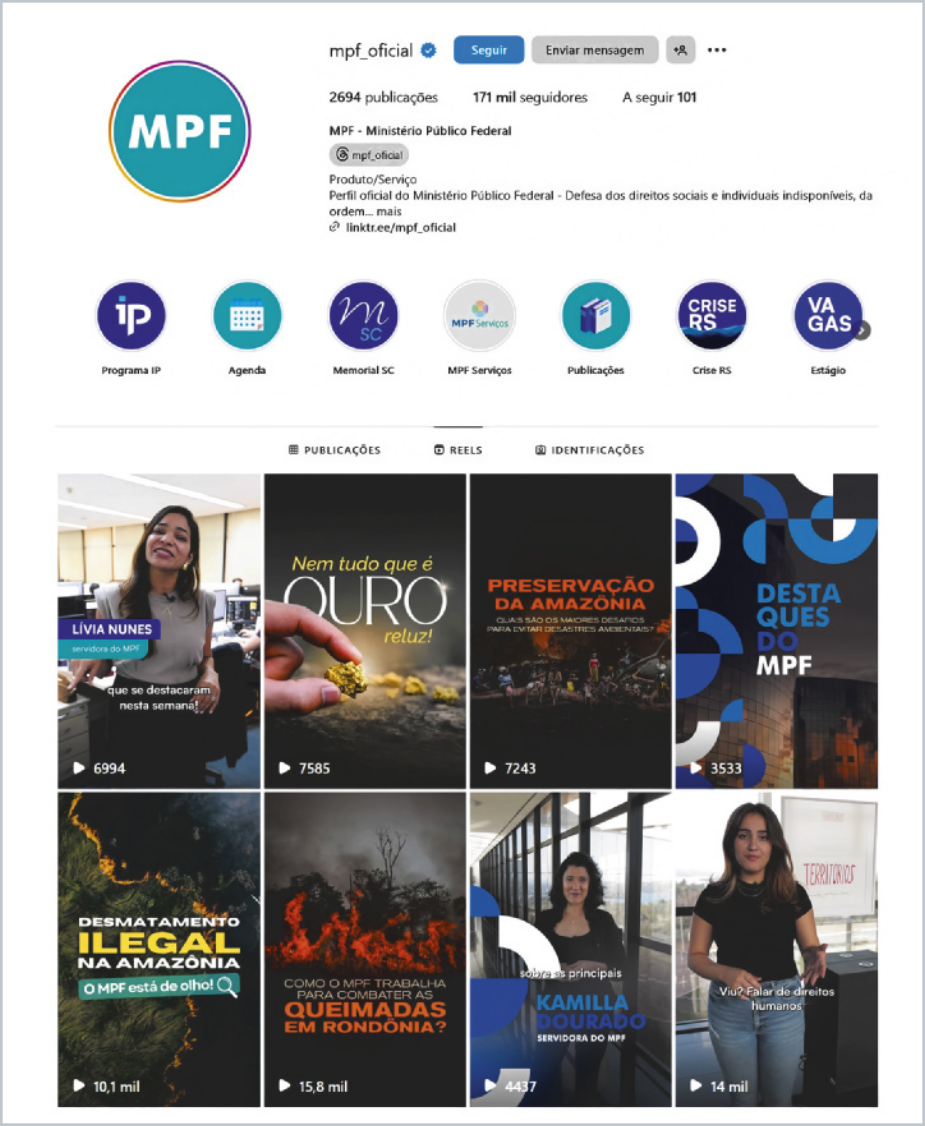 A imagem é uma captura de tela do perfil do Instagram do Ministério Público Federal (MPF), com o nome de usuário @mpf_oficial, na aba 'Reels'. No topo, repetem-se as informações do perfil como na imagem anterior: Publicações: 2694. Seguidores: 171 mil. Seguindo: 101. Biografia: “MPF - Ministério Público Federal Defesa dos direitos sociais e individuais indisponíveis, da ordem jurídica e do regime democrático.” Há também os destaques do perfil: Programa IP, Agenda, Memorial SC, MPF Serviços, Publicações, Crise RS, Vagas, Estágio. Abaixo, os vídeos exibidos incluem os seguintes textos: 1. 'Lívia Nunes' (Imagem de uma mulher com o nome sobreposto, com 6.994 visualizações) 2. 'Nem tudo que é OURO reluz!' (7.585 visualizações) 3. 'PRESERVAÇÃO DA AMAZÔNIA' (7.243 visualizações) 4. 'DESTAQUES DO MPF' (3.533 visualizações) 5. 'DESMATAMENTO ILEGAL NA AMAZÔNIA' 'O MPF está de olho!' (10,1 mil visualizações) 6. 'Como o MPF atua para evitar QUEIMADAS EM RONDÔNIA?' (15,8 mil visualizações) 7. 'KAMILLA SOUZA' (487 visualizações) 8. 'Falar de direitos humanos' (1.044 visualizações)