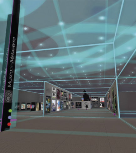 Imagem de um espaço interior com estética de realidade virtual. Há algumas luzes azuladas e linhas de grade que definem o espaço. As paredes, o chão e o teto são em tons de cinza. Há uma placa vertical escrito 'Metaverso'.