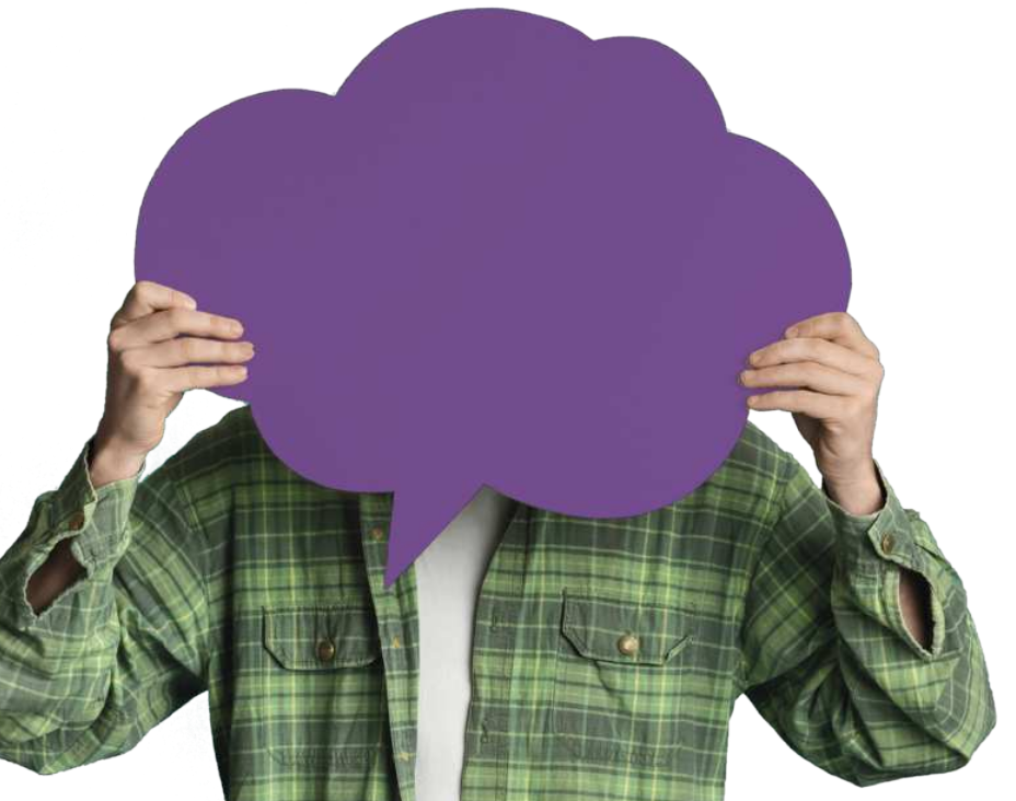 Foto de uma pessoa usando camisa xadrez verde segurando à frente do rosto um balão de fala roxo em formato de nuvem, cobrindo totalmente sua face.