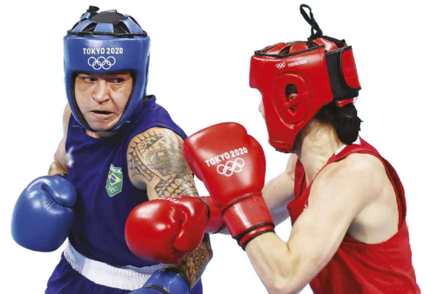 Fotografia de Beatriz Ferreira. Ela é uma boxeadora, em uma luta, usando capacete e luvas de boxe, diante de uma adversária.
