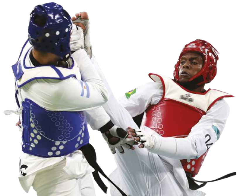 Fotografia de Maicon de Andrade, um lutador de taekwondo chutando o adversário Agustín Alves com a perna estendida à altura do rosto de Agustín, que se defende com os braços. Eles estão usando capacetes, coletes, luvas, braceletes e caneleiras.