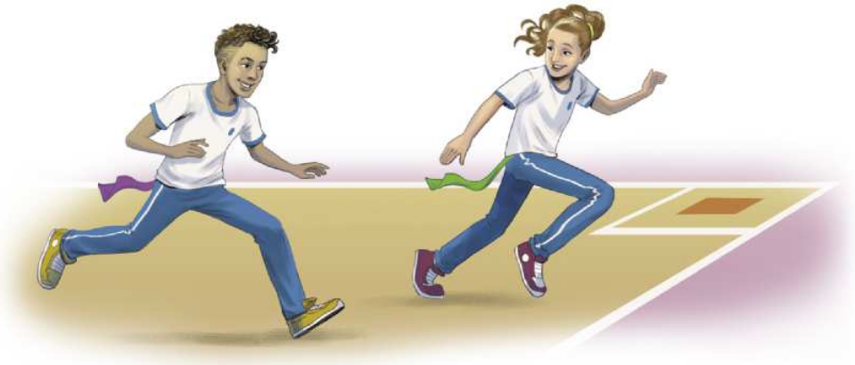 Ilustração de um menino de uniforme escolar, com uma faixa roxa presa na cintura, correndo atrás de uma menina, também uniformizada, com uma faixa verde presa na cintura. Eles estão em uma quadra com um quadrado delimitado em um canto, com uma bandeira laranja no chão do quadrado.