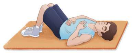 Ilustração representando um homem deitado sobre um colchonete, com os joelhos flexionados, apoiando os pés no chão, com as pernas unidas. Ele está de olhos fechados, com o rosto voltado para cima e as mãos sobre o peito e a barriga.