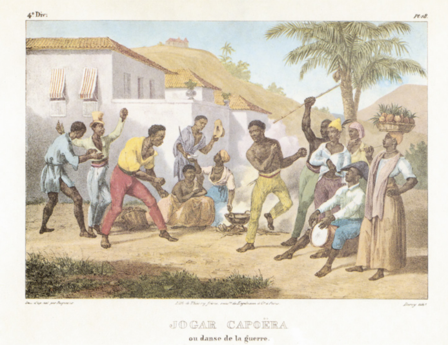 Gravura colorida representando um grupo de pessoas escravizadas em uma roda de capoeira. Dois homens estão jogando ao centro, gingando frente a frente, enquanto pessoas sentadas e em pé observam, batendo palmas e erguendo os braços, e um deles toca um tambor sobre o qual está sentado. Na parte inferior da gravura está escrito em francês o título: 'Jogar capoeira ou dança da guerra'.