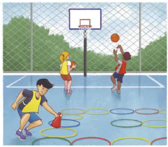 Ilustração representando dois garotos e uma garota em uma quadra de basquete. Dois deles estão diante da cesta, arremessando bolas, e um deles está correndo diante de bambolês dispostos em linhas no chão, segurando um cone.