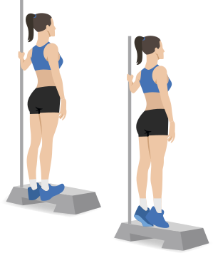 Ilustração de uma mulher com roupas de ginástica realizando um exercício de panturrilha, em duas etapas.  Na primeira etapa, ela está em pé, com as pernas estendidas e a postura ereta, apoiada sobre as pontas dos pés na quina de um degrau, hiper-estendendo os tornozelos, com as panturrilhas relaxadas. Ela segura uma barra na vertical ao lado dela para se equilibrar. Na segunda etapa, ela contrai as panturrilhas e eleva os calcanhares, ficando na ponta dos pés, elevando o corpo o máximo possível, ainda com as pernas estendidas e a mão apoiada na barra lateral.