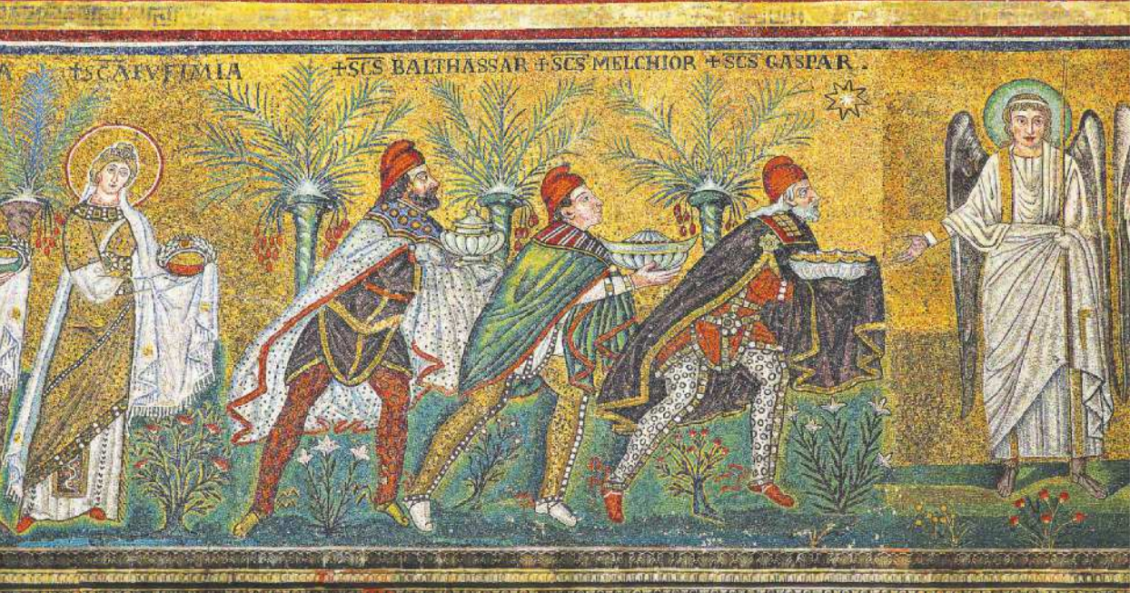 Mosaico representando os reis magos. Eles caminham em fileira na mesma direção e cada um carrega um recipiente. À direita, um anjo estende a mão para eles. À esquerda, uma santa segura uma coroa de louros.