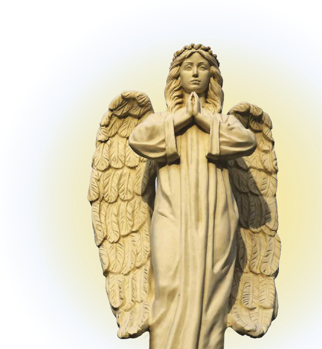 Imagem de estátua representando um anjo. Ele usa túnica longa, possui asas emplumadas e está com as mãos unidas à frente do peito.