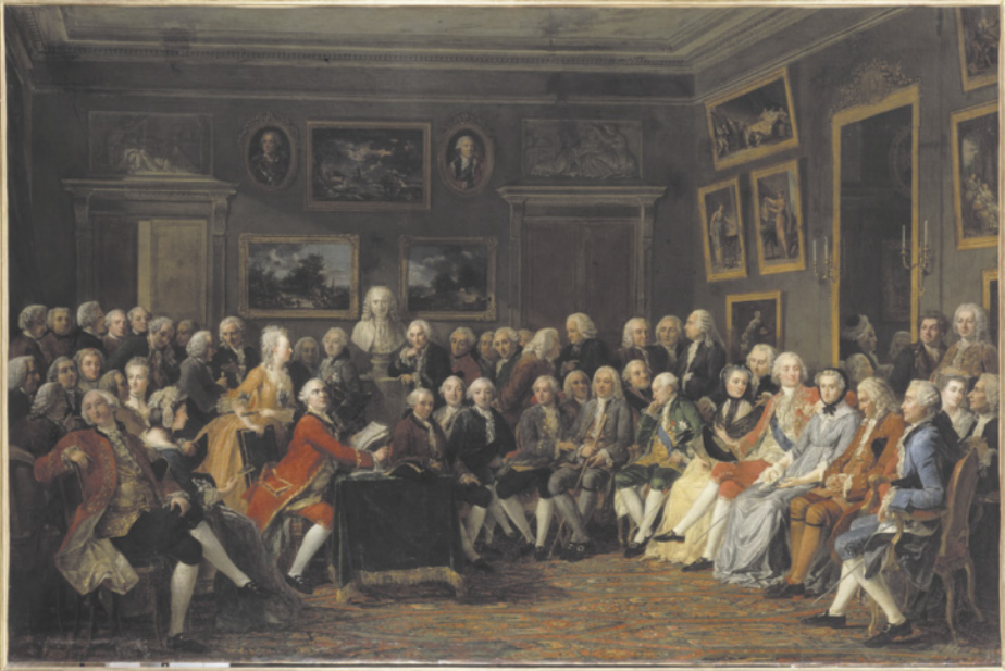 Pintura representando homens e mulheres reunidos em um salão. Eles estão sentados em cadeiras dispostas em semicírculo. Um indivíduo, ao centro, está diante de uma mesa, lendo um livro. As paredes do salão contém diversos quadros de paisagens, retratos e placas em relevo.
