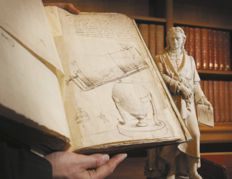 Imagem de pessoa segurando um livro aberto. As páginas contêm inscrições e figuras de instrumentos astronômicos. Ao lado do livro, há uma estátua que representa um homem em pé, segurando um manuscrito.