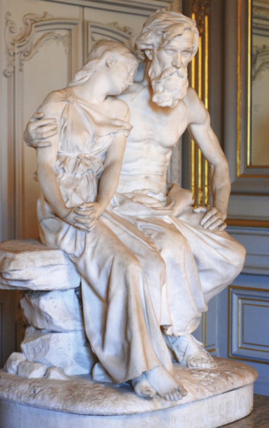 Imagem de escultura que representa Édipo abraçando Antígona. Eles estão sentados lado a lado em um banco de pedra. Édipo é idoso, possui barba longa e está com o peito nu. Antígona é jovem, possui cabelo comprido, usa vestido longo e está com a cabeça apoiada no ombro direito de Édipo.