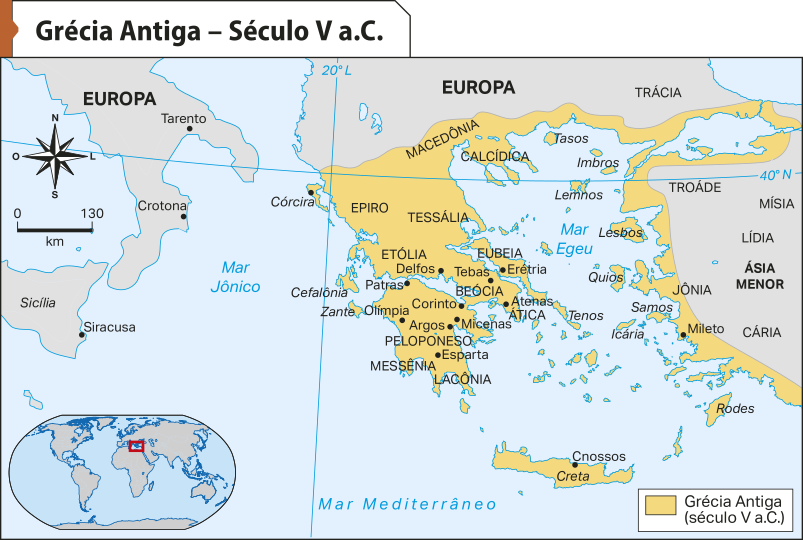 Mapa 'Grécia Antiga – Século V antes de Cristo.'. De acordo com a legenda, a Grécia Antiga (século V antes de Cristo) é formada pelas seguintes regiões: Lacônia, Messênia, Peloponeso, Élida, Acaia, Ática, Beócia, Eubeia, Tessália, Arcania, Épiro, Macedônia, Calcídica; ilhas nos mares Jônico, Mediterrâneo e Egeu; costa oeste da Turquia.