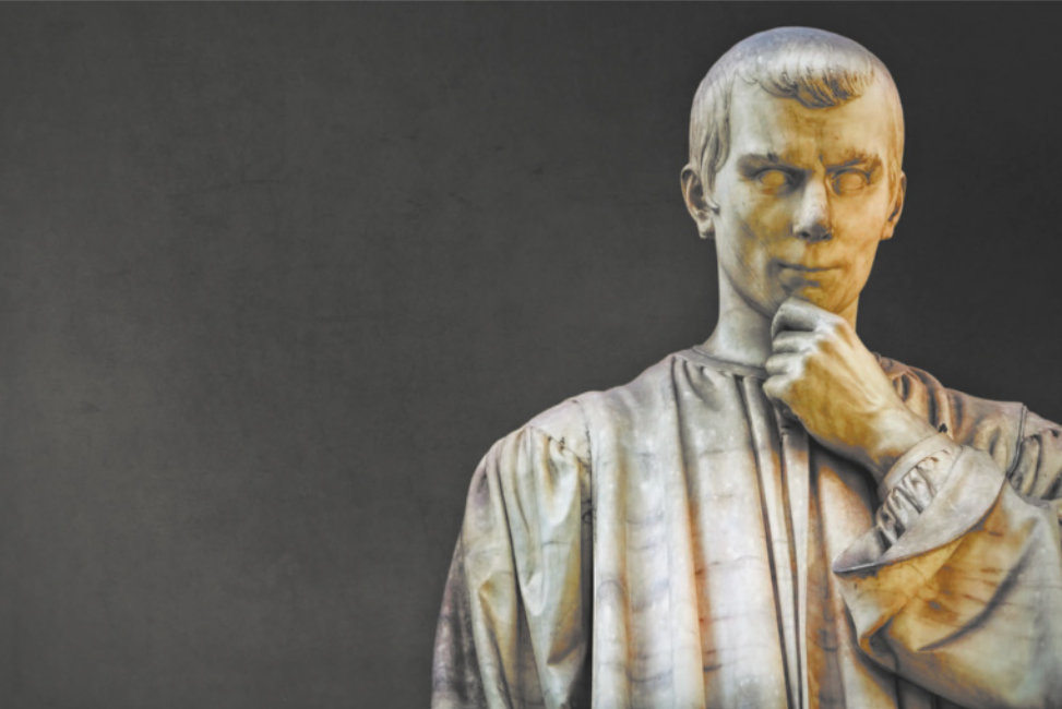 Imagem de escultura que representa Nicolau Maquiavel. Ele possui cabelo curto, usa uma bata drapeada com mangas longas e está com a mão esquerda no queixo.