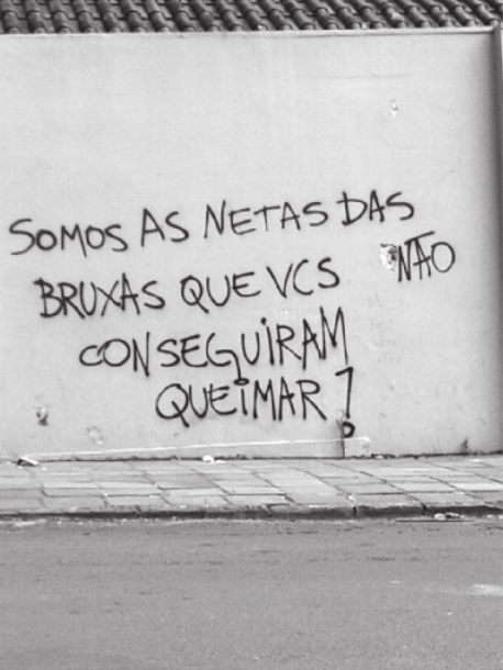 Imagem de pichação no muro de uma casa.
