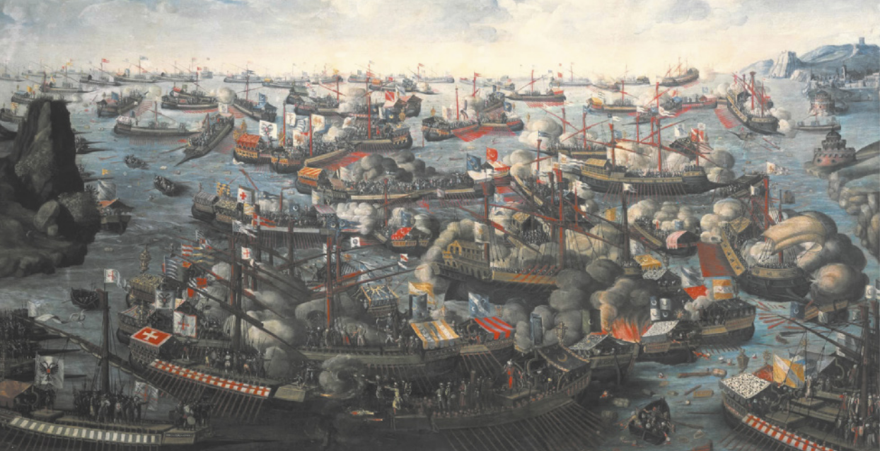 Pintura representando uma batalha naval. Os barcos possuem diversos remos e alguns deles estão em chamas. O mar contém destroços e alguns barcos naufragados.