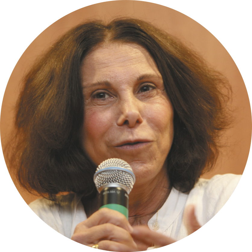 Imagem de Olgária Matos. Ela é branca, possui cabelos que se estendem até a nuca e utiliza um microfone.